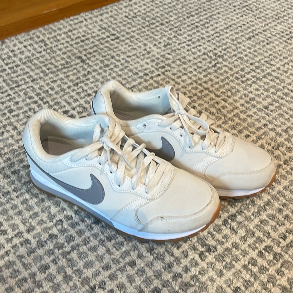 Women’s  Nike MD Runner 2 Size 7